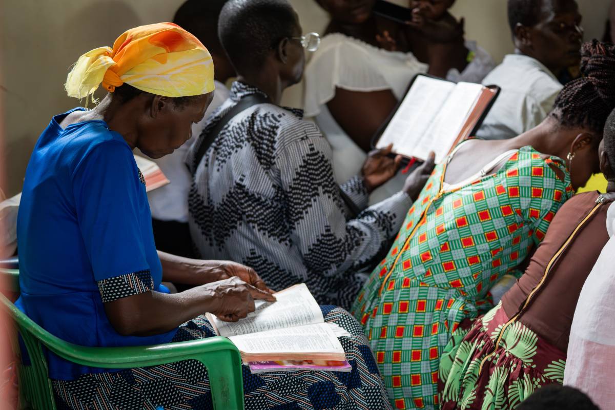Jonam woman reading her Bible in church.